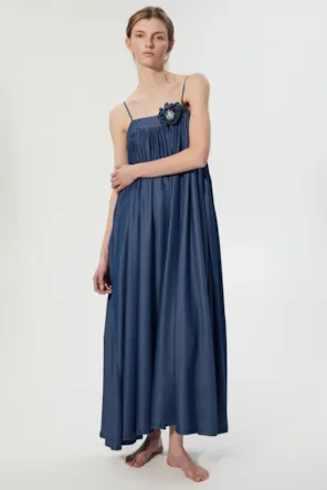 Vestido longo jeans com flor v BSB