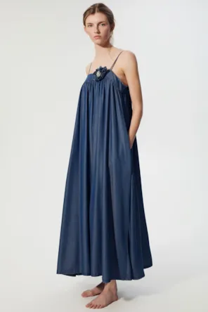 Vestido longo jeans com flor v BSB