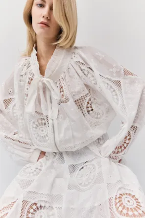 Casaco Bomber com recortes e bordados BSB