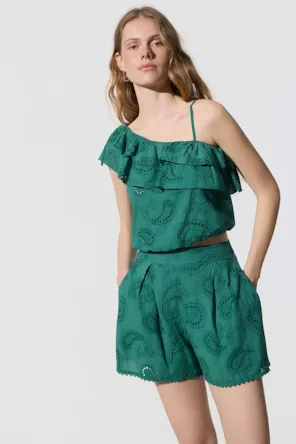 Top cropped bordado com um ombro só e babados BSB