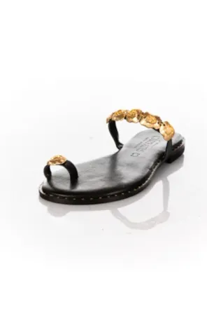 Sandálias rasas pretas com aplicações Caryatis 