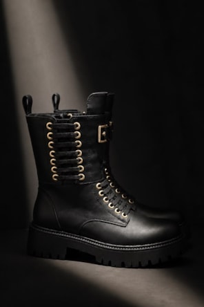Botas Com Aplicação Metálica GAELLE 