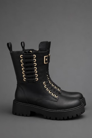 Botas Com Aplicação Metálica GAELLE 