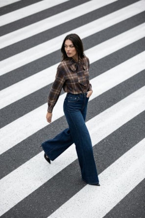 Calça jeans flare confeccionada em denim com lavagem escura FRACOMINA 