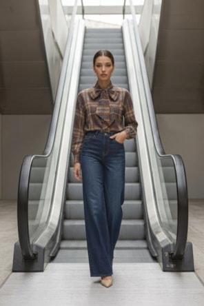 Calça jeans flare confeccionada em denim com lavagem escura FRACOMINA 