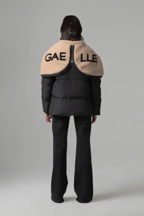 Casaco de penas com capuz forrado com pele GAELLE PARIS 