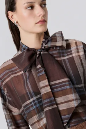 Camisa xadrez com gravata borboleta no pescoço BSB