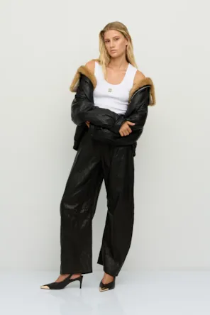Casaco  bomber com efeito de couro e detalhes em pele sintética na cor preto . BSB