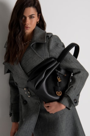 Casaco Trench coat de corte regular em tecido risca de giz com lã. FRACOMINA 
