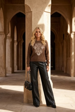 CAMISOLA CASTANHA EM MALHA COM JACQUARD JAGUAR LANÇA PERFUME