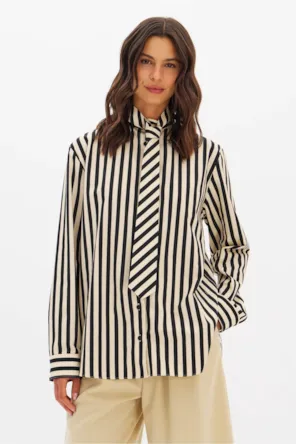 CAMISA CREME ÀS RISCAS PRETAS COM GRAVATA LANÇA PERFUME
