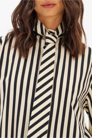 CAMISA CREME ÀS RISCAS PRETAS COM GRAVATA LANÇA PERFUME