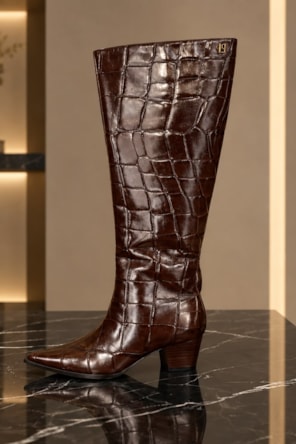 Bota Montaria Couro Croco LANÇA PERFUME 