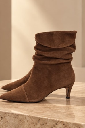 Botim Slouchy Timeless Salto Fino Couro Suede Bege Almond CARRANO 