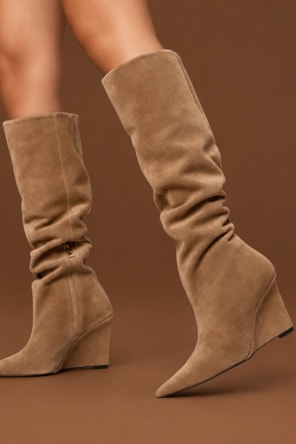Bota Anabela Cano Alto Couro Suede Bege Almond CARRANO 