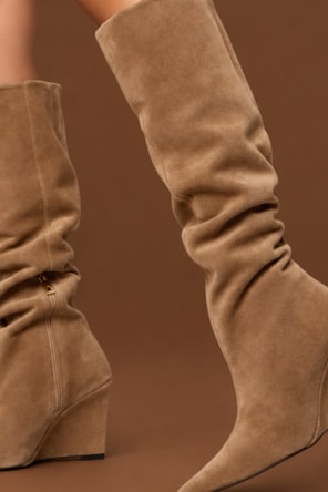 Bota Anabela Cano Alto Couro Suede Bege Almond CARRANO 