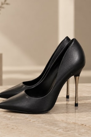 Sapato Scarpin Loretta Salto Fino Couro Verniz Preto CARRANO 