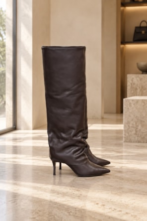 Bota Capa Cano Alto Salto Fino Couro Suede Marrom Ganache CARRANO 
