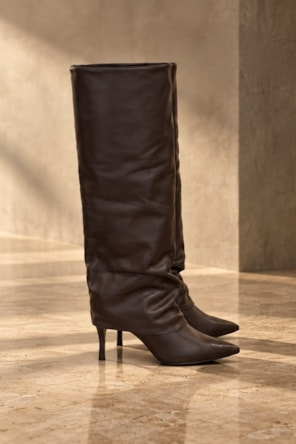 Bota Capa Cano Alto Salto Fino Couro Suede Marrom Ganache CARRANO 
