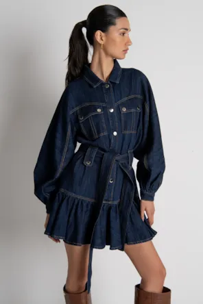  Vestido  de corte regular em jeans com lavagem média