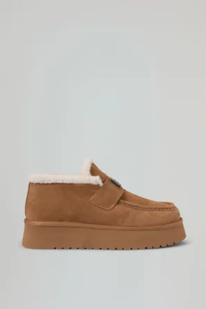 Sapato  mocassim estilo esquimó com detalhe metálico com logotipo. GAELLE 