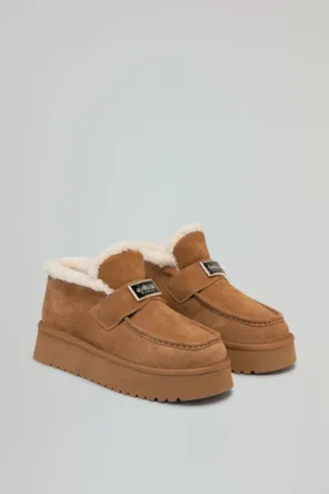 Sapato  mocassim estilo esquimó com detalhe metálico com logotipo. GAELLE 