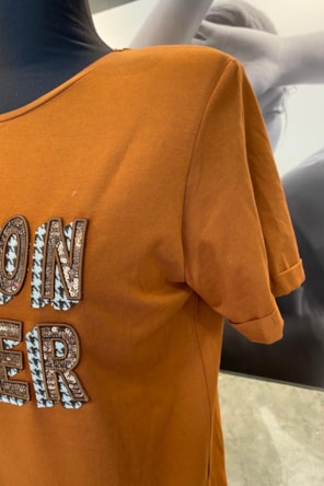 T-SHIRT COM LANTEJOULAS