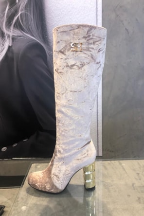 BOTAS BEIGES SALTO OURO