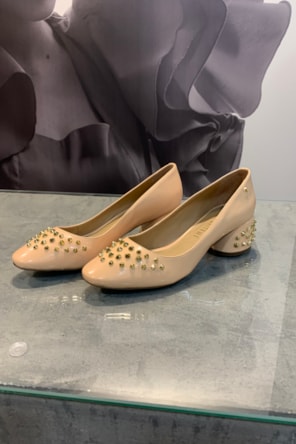 SAPATOS NUDE COM APLICAÇÕES