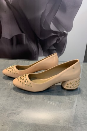 SAPATOS NUDE COM APLICAÇÕES