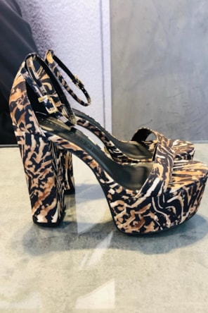 SANDALIAS COMPENSADAS ANIMAL PRINT 