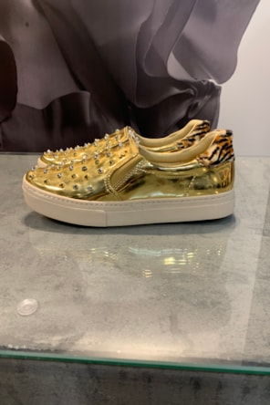 TENIS OURO 