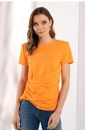 T-SHIRT BÁSICA COM PREGAS