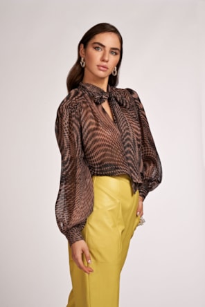 BLUSA COM LAÇADA