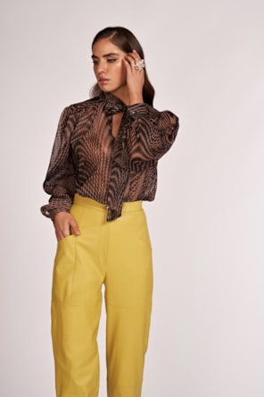 BLUSA COM LAÇADA
