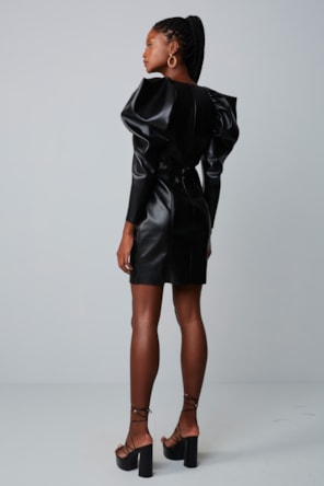 Vestido Curto Com Manga Ecopele 