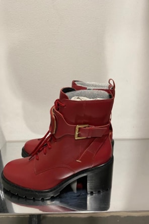 BOTAS VERMELHAS