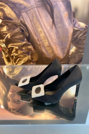 SAPATOS PRETO PRATA 