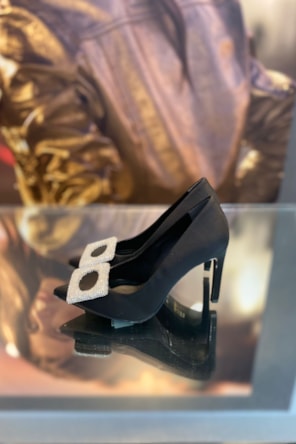 SAPATOS PRETO PRATA 