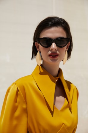BLUSA ACETINADA COM GOLA