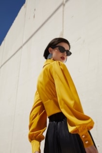 BLUSA ACETINADA COM GOLA