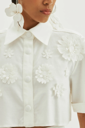 CAMISA COM APLICAÇÃO FLORES 