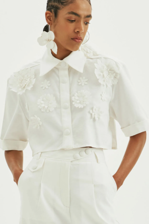 CAMISA COM APLICAÇÃO FLORES 