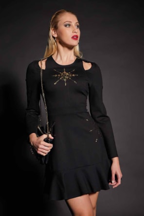 VESTIDO PRETO APLICAÇÕES 