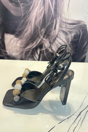 SANDALIAS  PRETAS APLICAÇÕES 