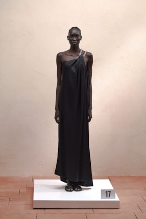 VESTIDO LONGO ACETINADO PRETO ELEH 
