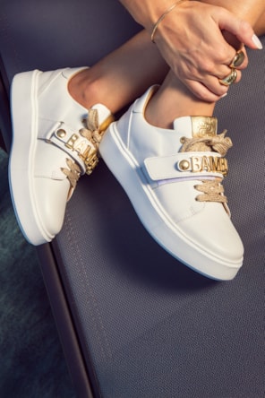 TENIS WHITE & GOLD PLATFORM SNEAKERS BAMBURI 