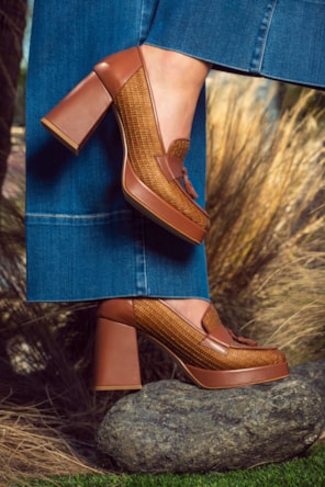 SAPATOS MOCASSINS DE SALTO BLOCO DE COURO E RÁFIA BAMBURI 