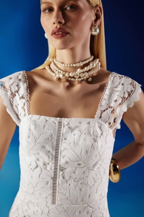 VESTIDO RENDA CAUDA LATERAL DIMY 