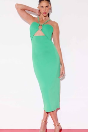 VESTIDO VERDE JUSTO LANÇA PERFUME 